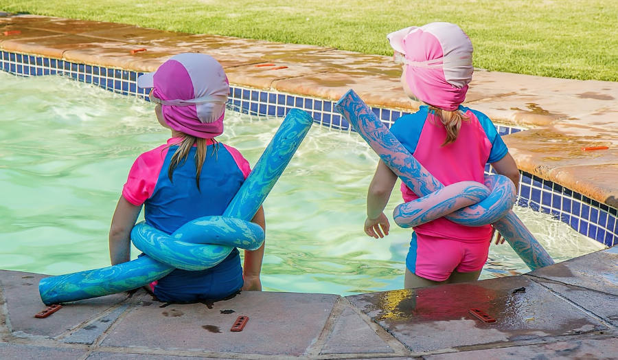 Niños en piscina
