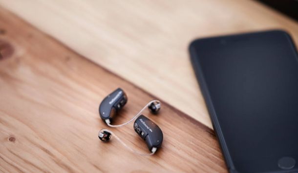 Cuidar los audífonos para que duren más