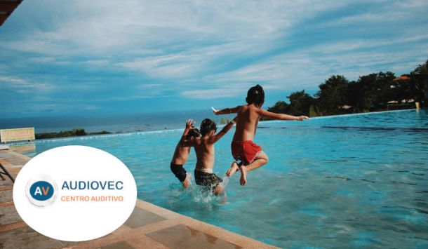 Niños en la piscina