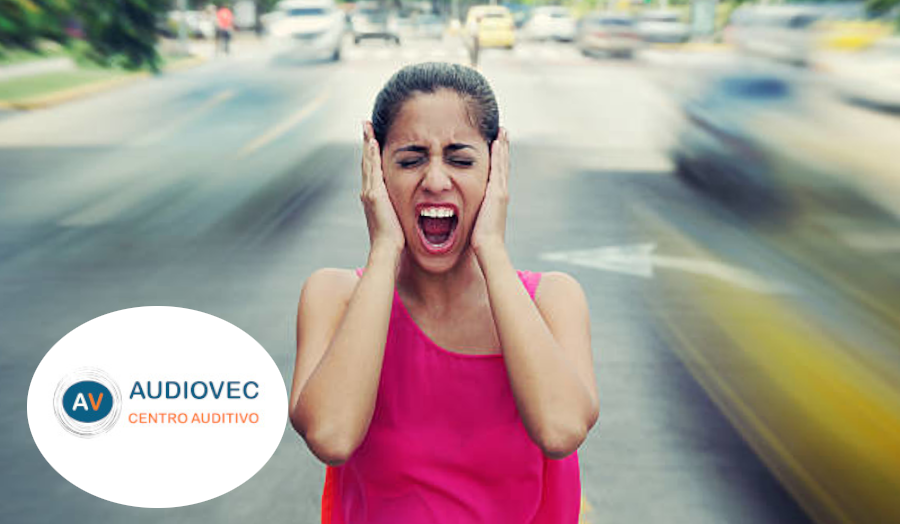 Mujer en entorno ruidoso